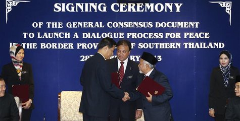 Secretary-general of Thailand's National Security Council, Paradorn Pattanathabutr (centre L), shakes hands with chief of Thailand's Nationa Secretary-general of Thailand's National Security Council, Paradorn Pattanathabutr (centre L), shakes hands with chief of Thailand's Nationa