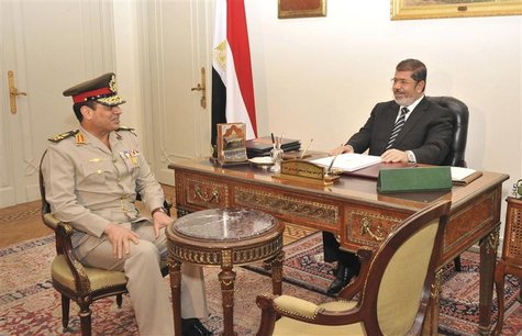 Egypt's President Mohamed Mursi (R) meets with Defence Minister General Abdel Fattah Sisi in Cairo in this August 22, 2012 file picture. To Egypt's President Mohamed Mursi (R) meets with Defence Minister General Abdel Fattah Sisi in Cairo in this August 22, 2012 file picture. To