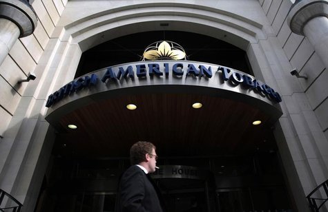 A man smokes as he passes the British American Tobacco offices in London May 6, 2009. REUTERS/Luke MacGregor A man smokes as he passes the British American Tobacco offices in London May 6, 2009. REUTERS/Luke MacGregor