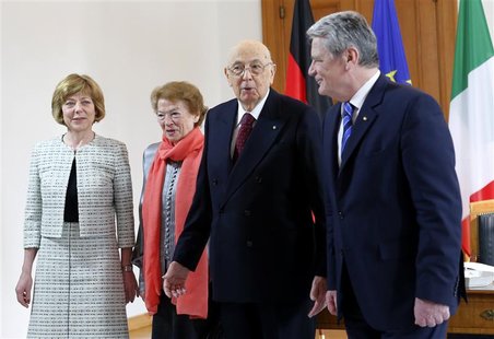 Italy's President Giorgio Napolitano (2nd R) talks to his German counterpart Joachim Gauck (R) as his wife Clio Bittoni and Gauck's partner Italy's President Giorgio Napolitano (2nd R) talks to his German counterpart Joachim Gauck (R) as his wife Clio Bittoni and Gauck's partner