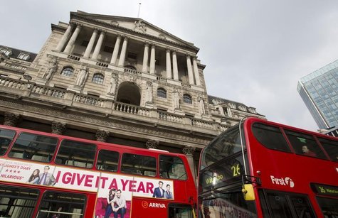 Buses pass the Bank of England in the City of London February 23, 2013. REUTERS/Neil Hall Buses pass the Bank of England in the City of London February 23, 2013. REUTERS/Neil Hall