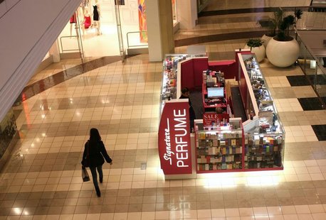 A woman walks through a shopping mall in San Francisco, California January 5, 2012. REUTERS/Robert Galbraith A woman walks through a shopping mall in San Francisco, California January 5, 2012. REUTERS/Robert Galbraith