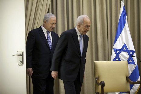 Israeli President Shimon Peres (R) walks with Israeli Prime Minister Benjamin Netanyahu before a brief ceremony at the president's residence Israeli President Shimon Peres (R) walks with Israeli Prime Minister Benjamin Netanyahu before a brief ceremony at the president's residence