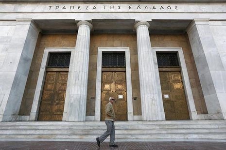 An elderly man walks outside the Bank of Greece in Athens November 9, 2012. REUTERS/Yorgos Karahalis An elderly man walks outside the Bank of Greece in Athens November 9, 2012. REUTERS/Yorgos Karahalis