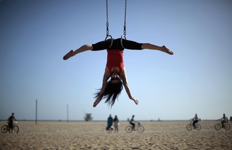 Giang Hoang, 38, of Los Angeles exercises on the beach in Santa Monica, California May 27, 2011. REUTERS/Lucy Nicholson Giang Hoang, 38, of Los Angeles exercises on the beach in Santa Monica, California May 27, 2011. REUTERS/Lucy Nicholson
