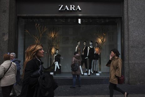 People walk by one of Zara's stores in central Madrid December 14, 2011. REUTERS/Susana Vera People walk by one of Zara's stores in central Madrid December 14, 2011. REUTERS/Susana Vera