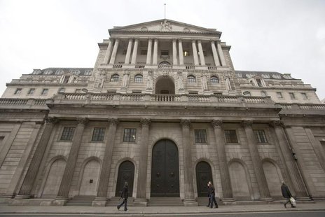 Pedestrians walk past the Bank of England in the City of London February 23, 2013. REUTERS/Neil Hall Pedestrians walk past the Bank of England in the City of London February 23, 2013. REUTERS/Neil Hall