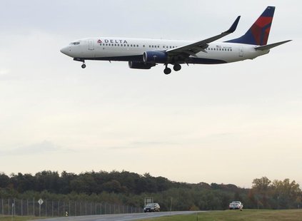 A Delta Air Lines jet lands at BWI Thurgood Marshall International Airport near Baltimore, Maryland October 24, 2012. REUTERS/Gary Cameron A Delta Air Lines jet lands at BWI Thurgood Marshall International Airport near Baltimore, Maryland October 24, 2012. REUTERS/Gary Cameron