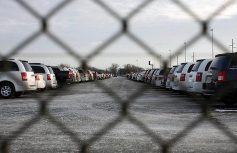 New cars are seen at a parking lot next to a Chrysler plant in Detroit, Michigan December 10, 2008. REUTERS/Carlos Barria New cars are seen at a parking lot next to a Chrysler plant in Detroit, Michigan December 10, 2008. REUTERS/Carlos Barria