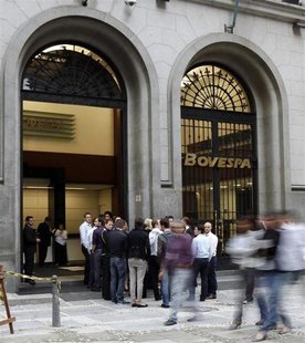 A group of German students stand in front of the BM&FBOVESPA Stock Market before visit it in Sao Paulo August 10, 2011. REUTERS/Paulo Whitak A group of German students stand in front of the BM&FBOVESPA Stock Market before visit it in Sao Paulo August 10, 2011. REUTERS/Paulo Whitak