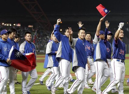 Taiwan players thank the crowd after their World Baseball Classic (WBC) qualifying first round game against South Korea in Taichung March 5, Taiwan players thank the crowd after their World Baseball Classic (WBC) qualifying first round game against South Korea in Taichung March 5,
