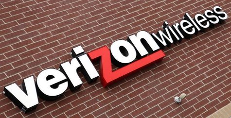A sign of Verizon Wireless is seen at its store in Westminster, Colorado April 26, 2009. REUTERS/Rick Wilking A sign of Verizon Wireless is seen at its store in Westminster, Colorado April 26, 2009. REUTERS/Rick Wilking