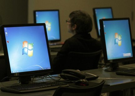 Monitors running Windows are pictured at the press center of the annual news conference of Bayer in Leverkusen February 28, 2012. REUTERS/In Monitors running Windows are pictured at the press center of the annual news conference of Bayer in Leverkusen February 28, 2012. REUTERS/In