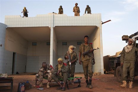 Ethnic Tuareg Malian soldiers, under the command of Col. El Hadj Ag Gamou, occupy a former petrol station in Gao March 4, 2013. REUTERS/Joe Ethnic Tuareg Malian soldiers, under the command of Col. El Hadj Ag Gamou, occupy a former petrol station in Gao March 4, 2013. REUTERS/Joe