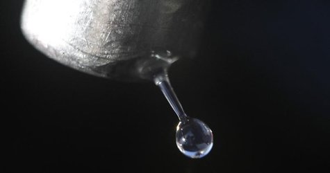 Gasoline drips off a nozzle during refueling at a gas station in Altadena, California March 24, 2012. REUTERS/Mario Anzuoni Gasoline drips off a nozzle during refueling at a gas station in Altadena, California March 24, 2012. REUTERS/Mario Anzuoni