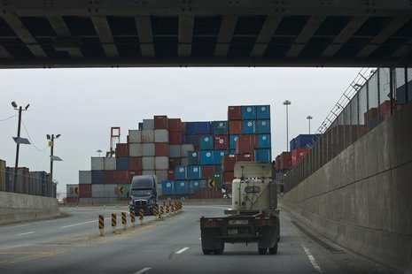 Trucks drive on a street at Port Elizabeth in New Jersey February 28, 2013. REUTERS/Eduardo Munoz Trucks drive on a street at Port Elizabeth in New Jersey February 28, 2013. REUTERS/Eduardo Munoz