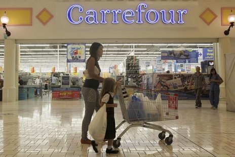 Shoppers walk in front of the Carrefour store at the Villagio Mall, in Doha's west end September 20, 2012. REUTERS/Fadi Al-Assaad Shoppers walk in front of the Carrefour store at the Villagio Mall, in Doha's west end September 20, 2012. REUTERS/Fadi Al-Assaad