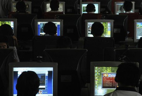 People use computers at an Internet cafe in Changzhi, north China's Shanxi province June 20, 2007. REUTERS/Stringer People use computers at an Internet cafe in Changzhi, north China's Shanxi province June 20, 2007. REUTERS/Stringer