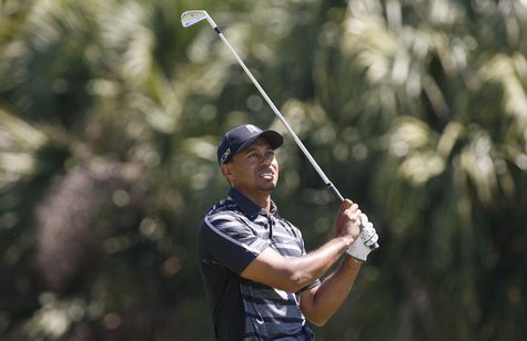 Tiger Woods of the U.S. watches his shot on the 13th tee during first round play in the 2013 WGC-Cadillac Championship PGA golf tournament i Tiger Woods of the U.S. watches his shot on the 13th tee during first round play in the 2013 WGC-Cadillac Championship PGA golf tournament i