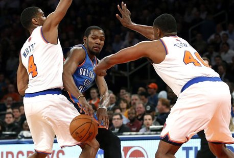 Oklahoma City Thunder forward Kevin Durant (C) passes between New York Knicks' Kurt Thomas (R) and James White during the first quarter of t Oklahoma City Thunder forward Kevin Durant (C) passes between New York Knicks' Kurt Thomas (R) and James White during the first quarter of t