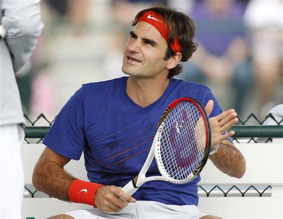 Roger Federer of Switzerland talks with coach Paul Annacone during practice at the BNP Paribas Open ATP tennis tournament in Indian Wells, C Roger Federer of Switzerland talks with coach Paul Annacone during practice at the BNP Paribas Open ATP tennis tournament in Indian Wells, C