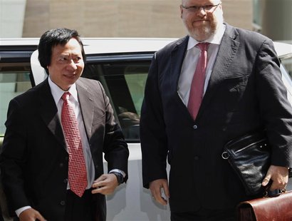 Thomas Kwok (L), co-chairman of Hong Kong developer Sun Hung Kai Properties, arrives at the Eastern Court in Hong Kong March 8, 2013. REUTER Thomas Kwok (L), co-chairman of Hong Kong developer Sun Hung Kai Properties, arrives at the Eastern Court in Hong Kong March 8, 2013. REUTER