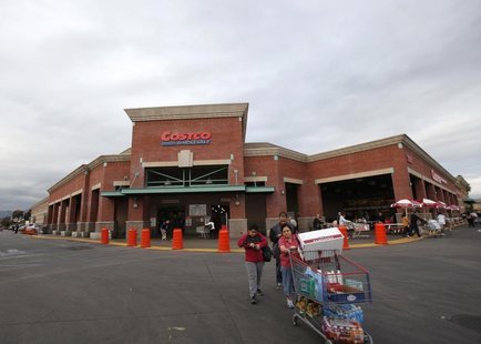 Shoppers push a trolley outside a Costco Wholesale store in Los Angeles, California March 6, 2013. REUTERS/Mario Anzuoni Shoppers push a trolley outside a Costco Wholesale store in Los Angeles, California March 6, 2013. REUTERS/Mario Anzuoni
