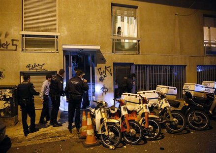 Policemen search the area of a bomb blast minutes after an explosion in central Athens March 10, 2013. REUTERS/Yannis Behrakis Policemen search the area of a bomb blast minutes after an explosion in central Athens March 10, 2013. REUTERS/Yannis Behrakis