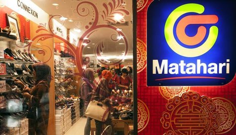 People shop at Matahari retail department store in Yogyakarta January 24, 2013. REUTERS/Dwi Oblo People shop at Matahari retail department store in Yogyakarta January 24, 2013. REUTERS/Dwi Oblo