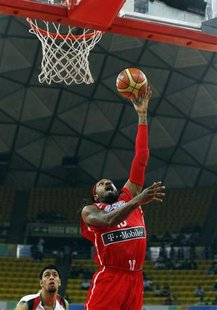 Puerto Rico's Renaldo Balkman goes for a basket against Jordan's Khaldoon Abu Ruqayah during their 2012 FIBA Olympic Qualifying Tournament i Puerto Rico's Renaldo Balkman goes for a basket against Jordan's Khaldoon Abu Ruqayah during their 2012 FIBA Olympic Qualifying Tournament i