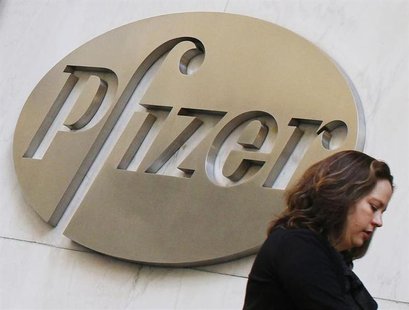 A woman walks past the Pfizer Inc. headquarters in New York, January 31, 2013. REUTERS/Brendan McDermid A woman walks past the Pfizer Inc. headquarters in New York, January 31, 2013. REUTERS/Brendan McDermid