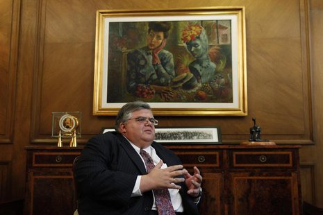 Bank of Mexico Governor Agustin Carstens gestures during an interview in Mexico City September 13, 2012. REUTERS/Edgard Garrido Bank of Mexico Governor Agustin Carstens gestures during an interview in Mexico City September 13, 2012. REUTERS/Edgard Garrido