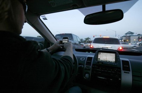 A driver uses his smart phone while in traffic in Encinitas, California December 10, 2009. REUTERS/Mike Blake A driver uses his smart phone while in traffic in Encinitas, California December 10, 2009. REUTERS/Mike Blake