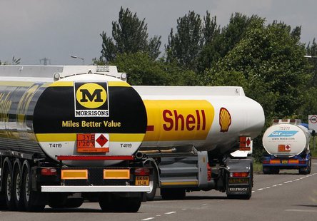 A Shell fuel leaves the Kingsbury fuel terminal, central England June 11, 2008. REUTERS/Darren Staples A Shell fuel leaves the Kingsbury fuel terminal, central England June 11, 2008. REUTERS/Darren Staples