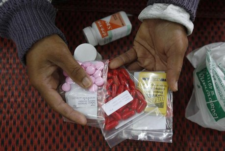 An HIV-infected patient displays medicine at a hospital in Payao province, about 600 km (373 miles) north of Bangkok November 28, 2007. REUT An HIV-infected patient displays medicine at a hospital in Payao province, about 600 km (373 miles) north of Bangkok November 28, 2007. REUT