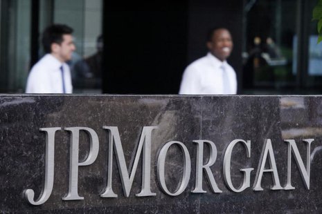 People exit the lobby of JPMorgan Chase & Co. headquarters in New York May 22, 2012. REUTERS/Eduardo Munoz People exit the lobby of JPMorgan Chase & Co. headquarters in New York May 22, 2012. REUTERS/Eduardo Munoz