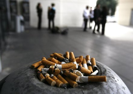 Office workers smoke on the pavement of their office in Nice, southeastern France, October 19, 2006. REUTERS/Eric Gaillard Office workers smoke on the pavement of their office in Nice, southeastern France, October 19, 2006. REUTERS/Eric Gaillard
