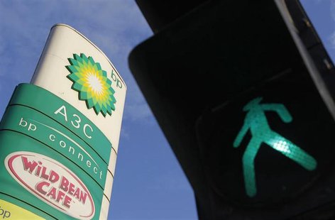 Traffic lights are seen near a BP petrol station in Moscow June 1, 2012. REUTERS/Denis Sinyakov Traffic lights are seen near a BP petrol station in Moscow June 1, 2012. REUTERS/Denis Sinyakov