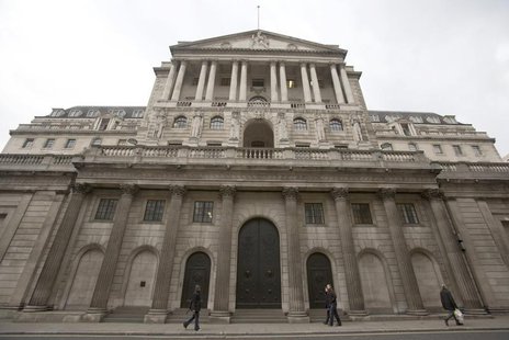 Pedestrians walk past the Bank of England in the City of London February 23, 2013. REUTERS/Neil Hall Pedestrians walk past the Bank of England in the City of London February 23, 2013. REUTERS/Neil Hall