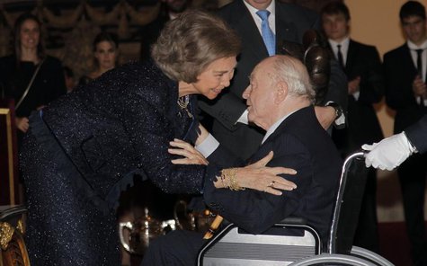 Real Madrid's honorary president Alfredo Di Stefano (R) receives the Francisco Fernandez Ochoa National Award trophy from Spanish Queen Sofi Real Madrid's honorary president Alfredo Di Stefano (R) receives the Francisco Fernandez Ochoa National Award trophy from Spanish Queen Sofi