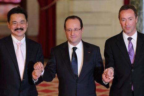 Fabrice Bregier (R), Airbus President and Chief Executive Officer, Rusdi Kirana (L), Lion Air Chief Executive Officer, and French President Fabrice Bregier (R), Airbus President and Chief Executive Officer, Rusdi Kirana (L), Lion Air Chief Executive Officer, and French President