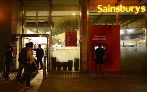 A security guard locks the door to a Sainsbury store in central London, December 23, 2012. REUTERS/Paul Hackett A security guard locks the door to a Sainsbury store in central London, December 23, 2012. REUTERS/Paul Hackett