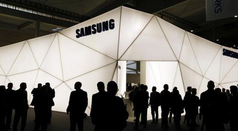 Visitors are seen in front of the Samsung stand during the Mobile World Congress at Barcelona, February 27, 2013. REUTERS/Albert Gea Visitors are seen in front of the Samsung stand during the Mobile World Congress at Barcelona, February 27, 2013. REUTERS/Albert Gea