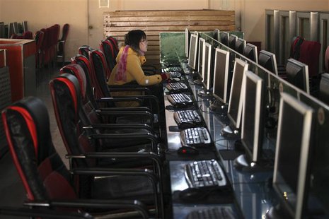 A woman uses a computer in an internet cafe at the centre of Shanghai January 13, 2010. REUTERS/Nir Elias A woman uses a computer in an internet cafe at the centre of Shanghai January 13, 2010. REUTERS/Nir Elias
