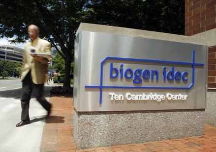 A pedestrian passes the sign outside the headquarters of Biogen Idec Inc. in Cambridge, Massachusetts June 18, 2008. REUTERS/Brian Snyder A pedestrian passes the sign outside the headquarters of Biogen Idec Inc. in Cambridge, Massachusetts June 18, 2008. REUTERS/Brian Snyder