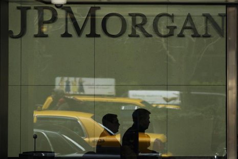Two men walk past the front desk inside of the headquarters of JPMorgan Chase & Co bank in New York, March 15, 2013. REUTERS/Lucas Jackson Two men walk past the front desk inside of the headquarters of JPMorgan Chase & Co bank in New York, March 15, 2013. REUTERS/Lucas Jackson