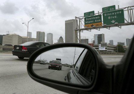 Cars run on the I-95 highway in Miami, May 15, 2007. REUTERS/Carlos Barria Cars run on the I-95 highway in Miami, May 15, 2007. REUTERS/Carlos Barria