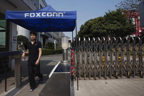 A worker leaves a Foxconn factory in the township of Longhua in Shenzhen, Guangdong province February 21, 2013. REUTERS/Tyrone Siu A worker leaves a Foxconn factory in the township of Longhua in Shenzhen, Guangdong province February 21, 2013. REUTERS/Tyrone Siu