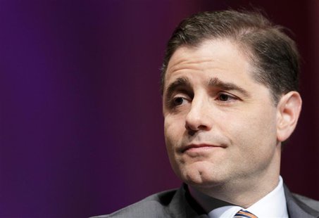 Federal Communication Commission Chairman Julius Genachowski pauses as he speaks at the Cable Show in Chicago, June 15, 2011. REUTERS/John G Federal Communication Commission Chairman Julius Genachowski pauses as he speaks at the Cable Show in Chicago, June 15, 2011. REUTERS/John G