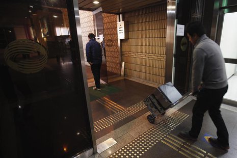 An employee of the Korean Broadcasting System (KBS) transports computers on a trolley at KBS' main building in Seoul March 21, 2013. REUTERS An employee of the Korean Broadcasting System (KBS) transports computers on a trolley at KBS' main building in Seoul March 21, 2013. REUTERS